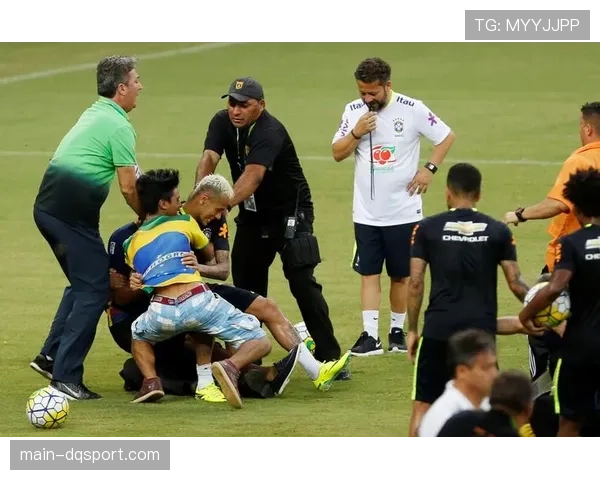 场边花絮：小球迷冲入场内拥抱偶像，被安保人员礼貌带离